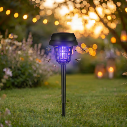 Lampe solaire anti-moustique Soléa allumée dans un jardin au coucher de soleil, moustiques attirés par la lumière bleue